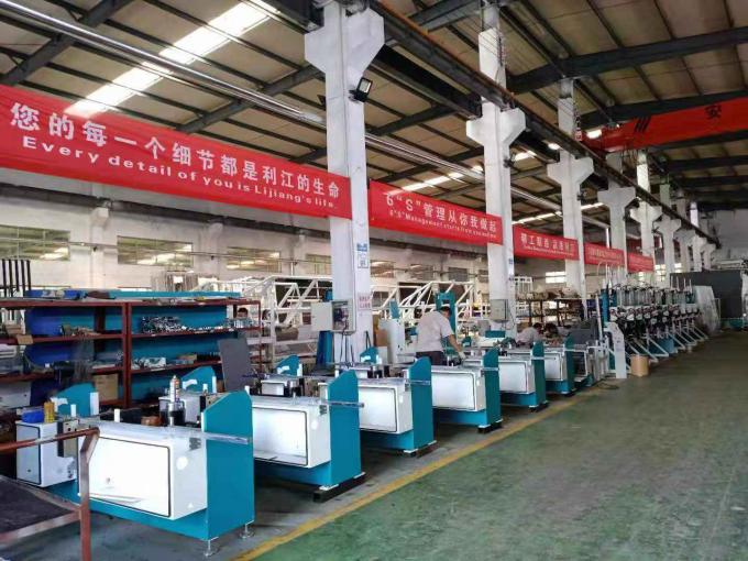 Dây chuyền sản xuất kính cách nhiệt thẳng đứng Robot chiết rót và ép khí với hệ thống Ai 9