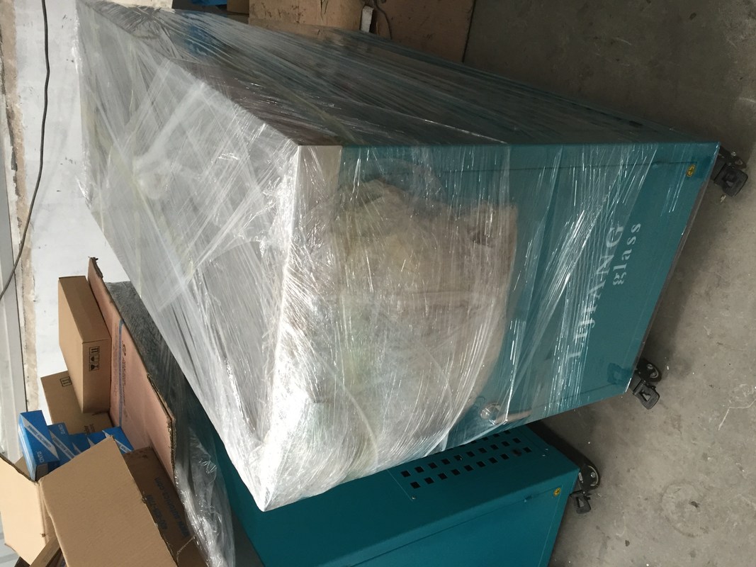 Tủ đông súng bắn keo được sử dụng trong quy trình dán keo của kính điều khiển trung tâm và súng bắn keo thủ công được lưu trữ trong