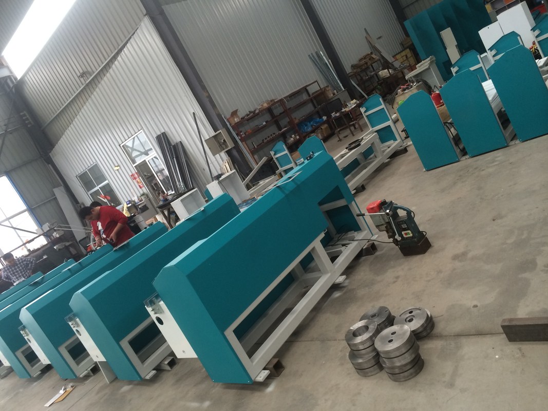 Máy đùn butyl LJTB01 được sử dụng để trải đều các khung đệm bằng nhôm với butyl nóng chảy.