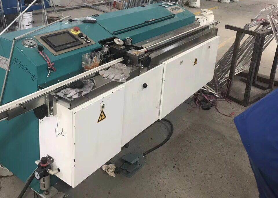 Máy đùn butyl LJTB01 được sử dụng để trải đều các khung đệm bằng nhôm với butyl nóng chảy.