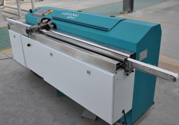 Loại máy đùn butyl LJTB01 được sử dụng để trải đều các khung đệm bằng nhôm với butyl nóng chảy