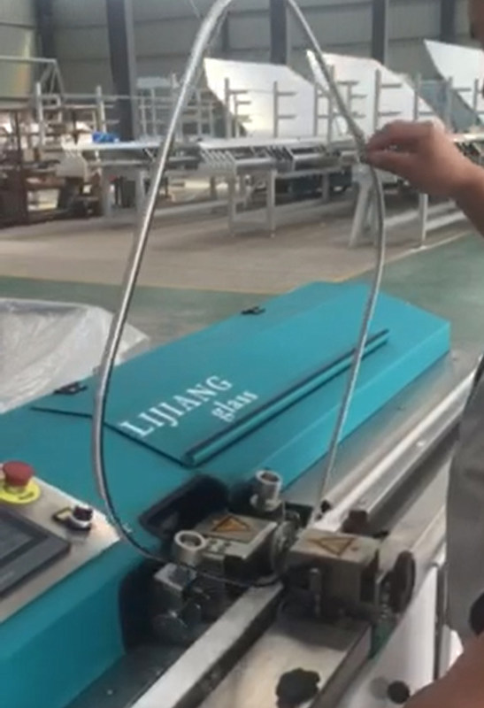 Loại máy đùn butyl LJTB01 được sử dụng để trải đều các khung đệm bằng nhôm với butyl nóng chảy.