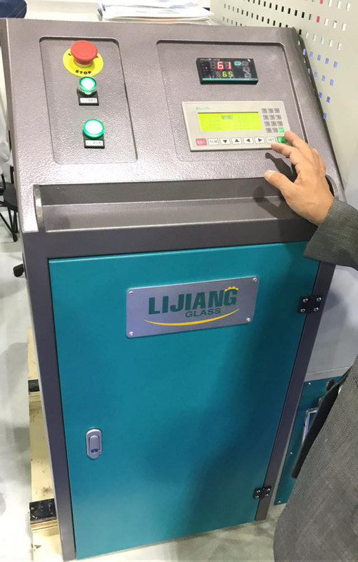 Máy hút ẩm LJGZ2020 có thể tự động đạt được các hành động khoan lỗ tự động trong khung miếng đệm