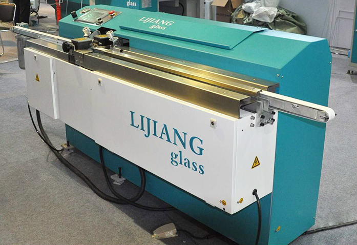 Loại máy đùn butyl LJTB01 được sử dụng để trải đều các khung đệm bằng nhôm với butyl nóng chảy.