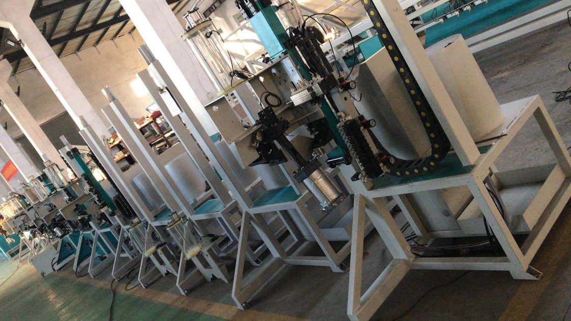 Máy làm đầy chất hút ẩm tự động đạt được các hành động khoan lỗ tự động trong các khung Spacer